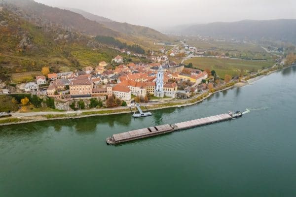 Transportschiff auf der Donau